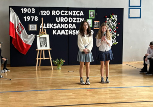 Występ uczennic z klasy 6c