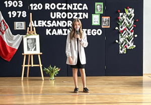Występ uczennicy z klasy 5d prezentującej historię Aleksandra Kamińskiego