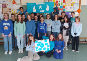 Święto Wody w klasie 8c. Pokaz plakatów i barwnych strojów