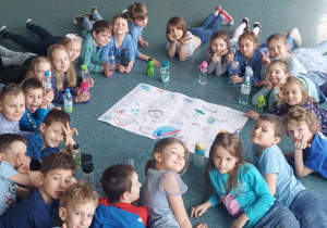 Klasa 6a prezentuje plakat z okazji dnia Święta Wody na korytarzu szkolnym w budynku B