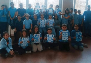 Klasa 4a na szkolnym korytarzu prezentuje w ciekawy sposób hasło: „Woda to życie