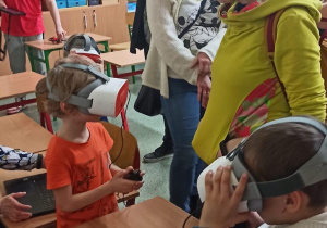 Mali goście testują okulary VR do wirtualnej rzeczywistości