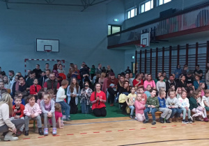 Widownia zgromadzona na przedstawieniu w Dniu Otwartym Szkoły
