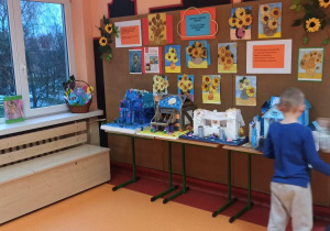 Przybyli goście w trakcie zwiedzania szkoły