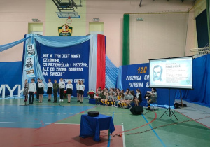 Uroczystość związana z obchodami 120 rocznicy urodzin Aleksandra Kamińskiego w Szkole Podstawowej nr 1 w Tomaszowie Mazowieckim im. Aleksandra Kamińskiego