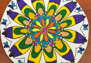 Barwna mandala wykonana z zastosowaniem kolorowych flamastrów. Praca Julii. Klasa 5d