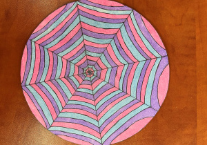 Kolorowa mandala wykonana przez Gabrysię, uczennicę klasy 5a Całość pracy nawiązuję do motywu pajęczyny w pastelowej tonacji barw.