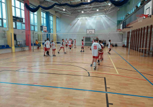 Budynek Szkoły Podstawowej nr 137 w Łodzi. Widok na główne wejście.