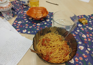 Potrawa z makaronem spaghetti.