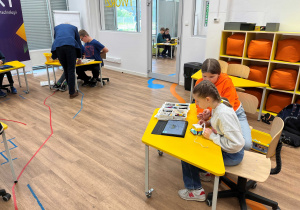 Uczestnicy projektują pojazd mobilny z klocków Lego Education Spike Prime