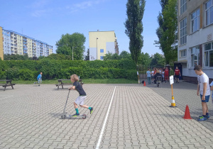 Wyścigi najmłodszych uczniów na hulajnodze