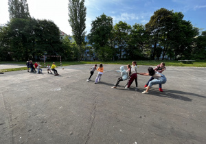 Przeciąganie liny na szkolnym boisku