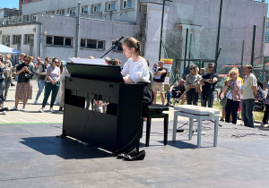 Uczestniczka zajęć muzycznych w CZP nr 3 wykonuje utwór na pianinie „Moonligt Night”