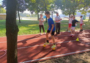 Chłopcy pokonują tor przeszkód podczas zawodów sportowych Sport Challenge