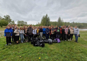 Zakończenie akcji - Sprzątanie świata. Zdjęcie grupowe wszystkich uczestników.