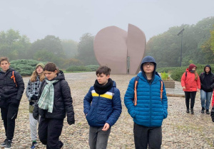 Uczniowie klasy 7b podczas spaceru edukacyjnego po terenie byłego obozu na Przemysłowej.