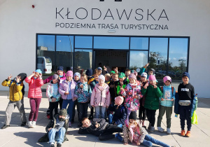 Klasa 2c przed wejściem do Kopalni Soli w Kłodawie