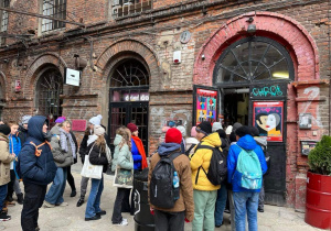 Uczniowie przed wejściem do Teatru Komedii Impro w Łodzi