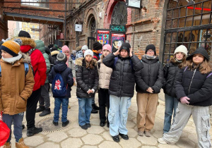 Grupa uczniów z klas szóstych na zbiórce, po wyjściu ze spektaklu