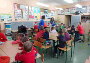 Przedszkolaki siedzą w ławkach w pracowni, w Laboratorium Przyszłości