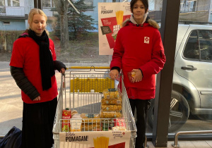 Wolontariusze ze Szkoły Podstawowej nr 137 w Łodzi podczas zbiórki żywności w ramach akcji – „Tak. Pomagam”.