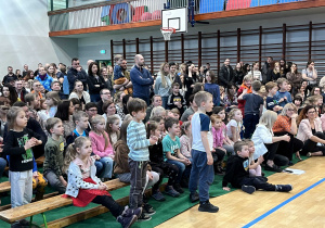 Zgromadzeni goście w Dniu Otwartym na sali gimnastycznej