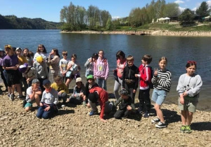 Grupa uczniów na plaży nad Zalewem Czorsztyńskim