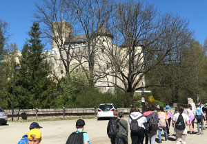 Uczniowie w drodze na Zamek w Niedzicy