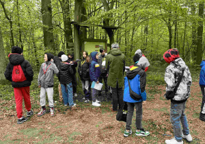 Zajęcia przyrodnicze w Łagiewnikach – sposoby wyznaczania kierunków w terenie.