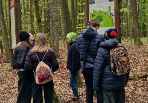 Zajęcia przyrodnicze w Łagiewnikach – sposoby wyznaczania kierunków w terenie.