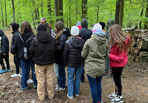 Zajęcia przyrodnicze w Łagiewnikach – sposoby wyznaczania kierunków w terenie.