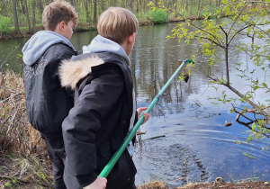 Zajęcia ekologiczne w Łagiewnikach - badanie zanieczyszczenia wody na podstawie wskaźników biologicznych, chemicznych i fizycznych