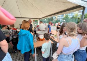 Punkt na boisku szkolnym z watą cukrową