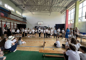 Wręczenie nagród uczniom z klas piątych wyróżniającym się w bieżącym roku szkolnym w nauce