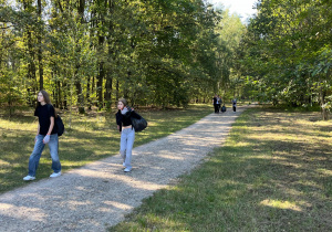 Grupa uczniów z klasy 7a biorąca udział w akcji Clean Up The World.