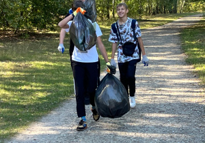 Grupa uczniów z klasy 7c podczas akcji Sprzątania Świata na Uroczysku.