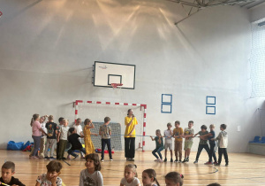 Dzieci uczestniczą w zajęciach sportowych – przeciąganie liny.