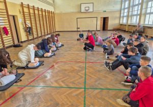 Uczniowie uczą się czynności podtrzymujących funkcje życiowe u poszkodowanego.