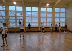 Trening siatkarski prowadzony w klasie 7d przez zawodniczki Łódzkiego Klubu Sportowego.