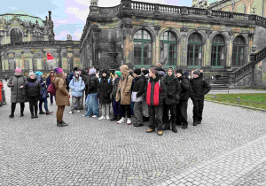 Uczestnicy wycieczki stoją przed jednym z sześciu pawilonów Pałacu Zwinger.