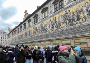 Fürstenzug (Procesja książąt), panoramiczny porcelanowy mural znajdujący się na zewnętrznej ścianie Stallhof, historycznego kompleksu budynków w Dreźnie.