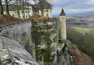 Wieża głodu - jedna z wież obserwacyjnych wybudowana na samym początku budowy twierdzy Königstein. Miejsce odosobnienia wyjątkowo opornych więźniów.