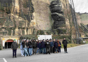 Grupa stoi pod murami twierdzy Königstein.