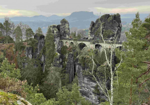 Widok na most Bastei z punktu widokowego Ferdinandstein.