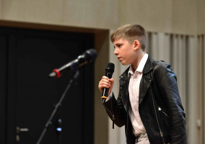 Uczeń klasy 5a podczas występu w XXX Jubileuszowym Przeglądzie Piosenki o Łodzi - "Łódzkie Skrzydła" .
