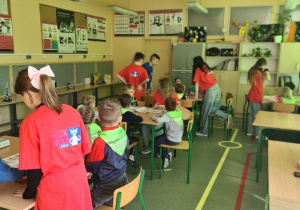 Przedszkolaki podczas wykonywania eksperymentów w Laboratorium Przyszłości
