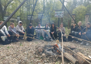 Klasa 6b przy ognisku podczas wycieczki edukacyjnej do Nadleśnictwa Grotniki.