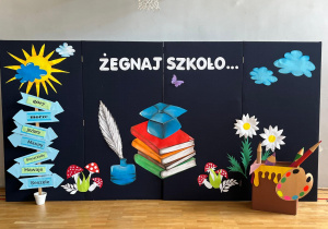 Tablica z dekoracją na Zakończenie roku szkolnego 2025-2025 z napisem „Żegnaj Szkoło” i elementami plastycznymi
