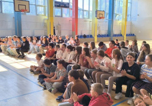 Uczestnicy debaty na przewodniczącego Samorządu Uczniowskiego zgromadzeni na Sali gimnastycznej.