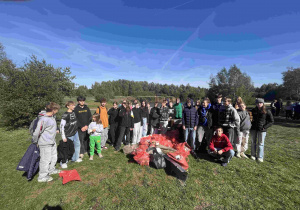 Zakończenie akcji - Sprzątanie świata. Zdjęcie grupowe wszystkich uczestników.